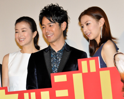 左から鈴木京香、妻夫木聡、北川景子