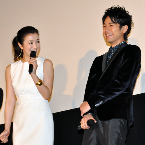 鈴木京香（左）と妻夫木聡（右）