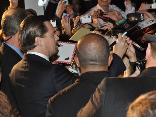 集まったファンにサインをするレオナルド・ディカプリオ