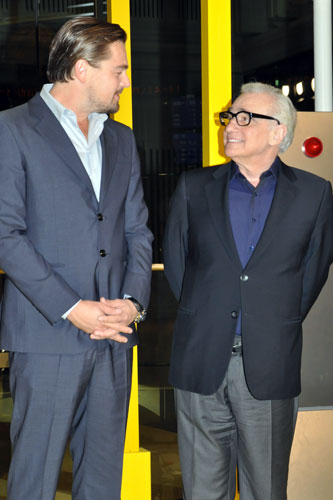 談笑するレオナルド・ディカプリオ（左）とマーティン・スコセッシ監督（右）