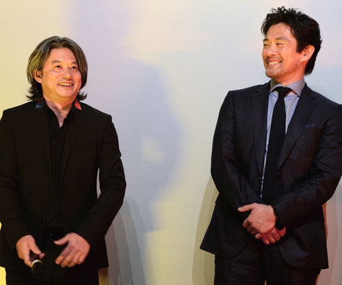 ベルリン国際映画祭で舞台挨拶した内野聖陽（左）と久保田直監督（右）