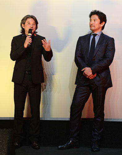 内野聖陽（左）と久保田直監督（右）