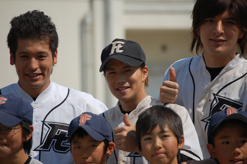 試合終了後に少年たちと記念撮影。左から佐藤隆太、市原隼人、城田優