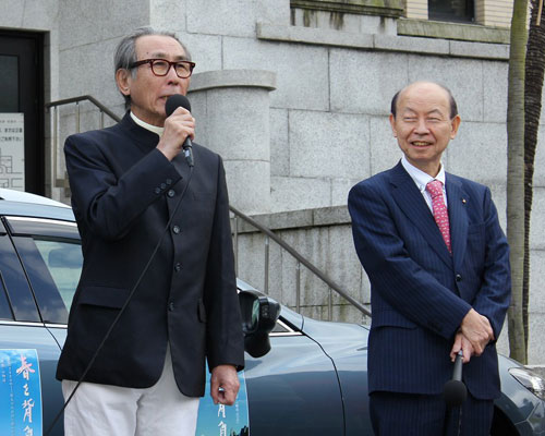 木村大作監督（左）と石井隆一富山県知事（右）