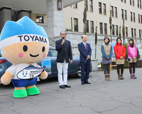左から富山県のゆるキャラ「きときと君」、木村大作監督、石井隆一富山県知事、県庁観光課の女性3人