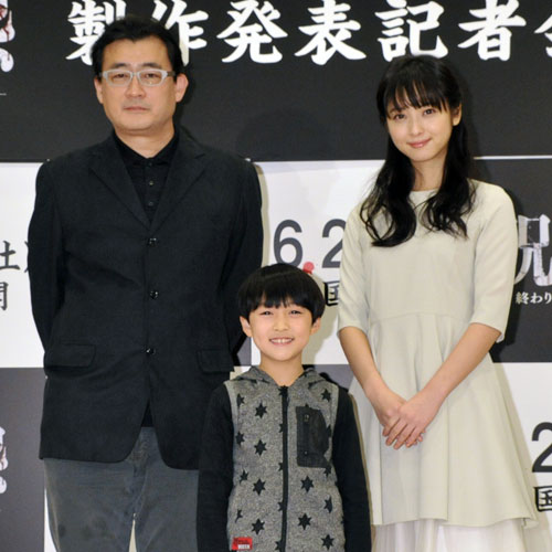 左から落合正幸監督、小林颯（子役）、佐々木希