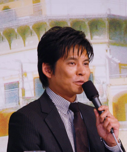 外交官の主人公を演じた織田裕二