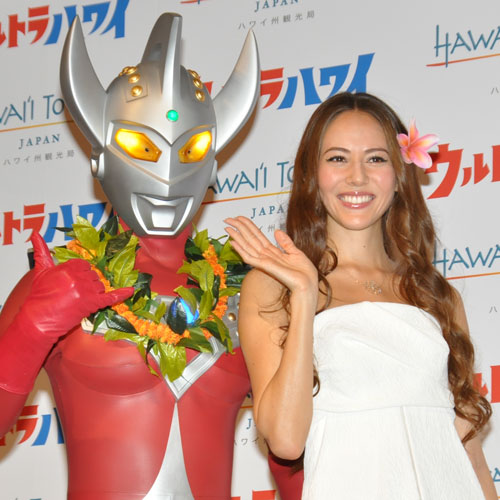 ウルトラマンタロウ（左）と道端ジェシカ（右）