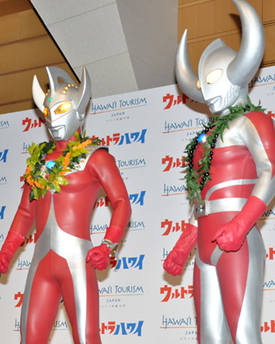 ウルトラマンタロウ（左）とウルトラの父（右）