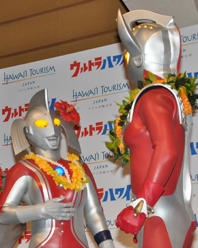 ウルトラの母（左）とウルトラマンタロウ（右）