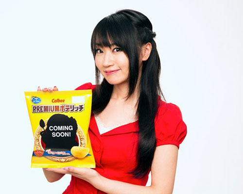 「PREMIUMポテリッチ New奈々スペシャル カレー味」の現物イメージを持つ水樹奈々