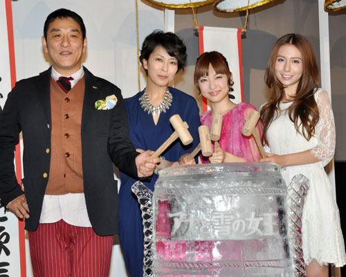 左からピエール瀧、松たか子、神田沙也加、May J.