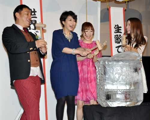氷で作られた樽を木槌で割り終わった直後の4人。左からピエール瀧、松たか子、神田沙也加、May J.