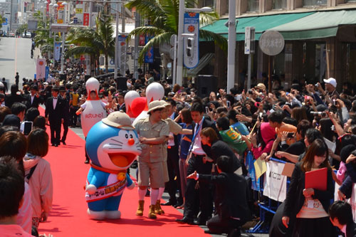 ドラえもんの登場に、沿道のファンも大歓声