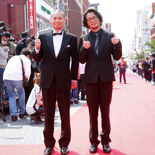 品川ヒロシ監督（左）と田中聖（右）
(C) 2014 沖縄国際映画祭／よしもとラフ＆ピース