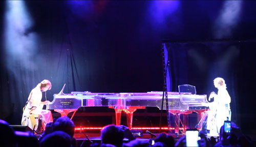 YOSHIKIがバーチャルYOSHIKIと共演。このホログラム動画が世界で話題に！