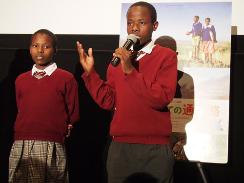 『世界の果ての通学路』に出演したケニアの少年・ジャクソン（右）と妹のサロメ（左）
