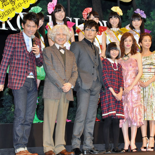 前列左から岡田圭右、小日向文世、GACKT、木村真那月、北川景子、優香。後列はももいろクローバーZ