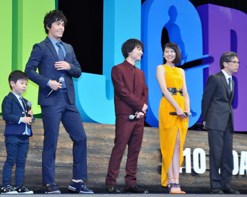 左から升水柚希、伊藤英明、染谷将太、長澤まさみ、矢口史靖監督