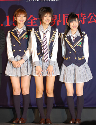 左からAKB48の篠田麻里子、宮澤佐江、渡辺麻友