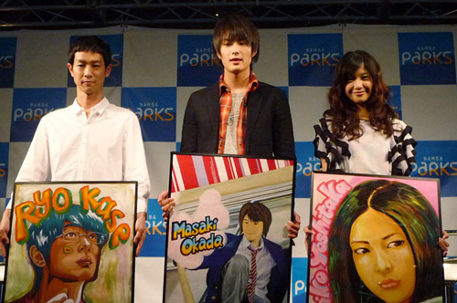 『重力ピエロ』トークイベントにて。左から加瀬亮、岡田将生、吉高由里子。贈呈された似顔絵を前にした3人