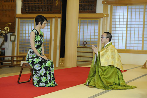 神妙な面持ちでヒット祈願中の剛力彩芽