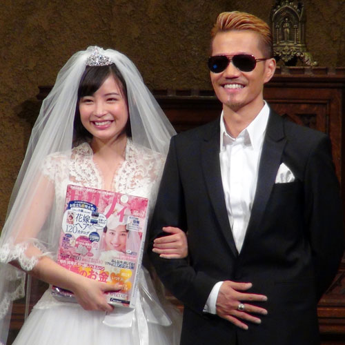 広瀬すず、ATSUSHIと一緒にウェディングドレス姿を披露。結婚は30歳くらい