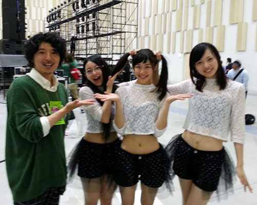 第1回全日本アイドル選手権のショット。左が古谷完氏。右から2番目のツインテールが加村真美