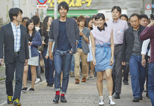 竹下通りを歩く福士蒼汰と川口春奈に大勢の人だかり！