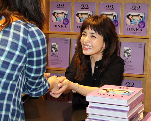 梨花が著書「NO.22」のサイン会に登場、ファンからの熱い声援に笑顔！