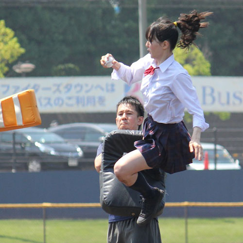 跳び蹴り投球も飛び出した！宮原華音ら『ハイキック・エンジェルス