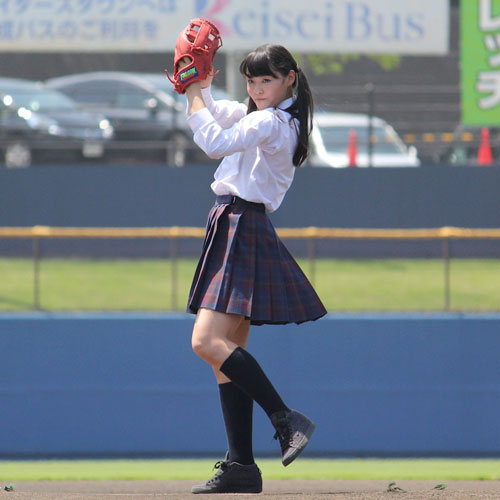 川本まゆの投球ポーズ