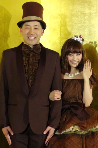 あべこうじ（左）と高橋愛（右）。写真は今年2月14日に行われた結婚記者会見の一コマ