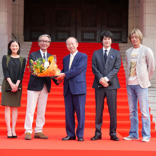 左から蒼井優、木村大作監督、石井隆一富山県知事、松山ケンイチ、豊川悦司