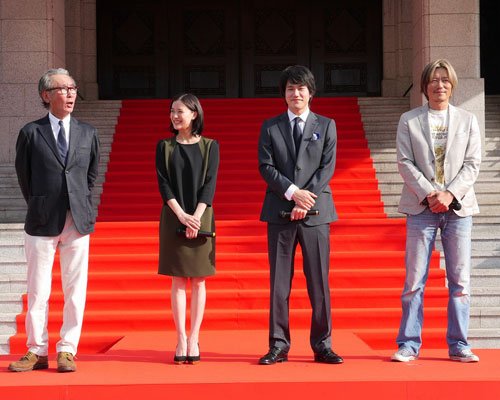 左から蒼井優、木村大作監督、松山ケンイチ、豊川悦司