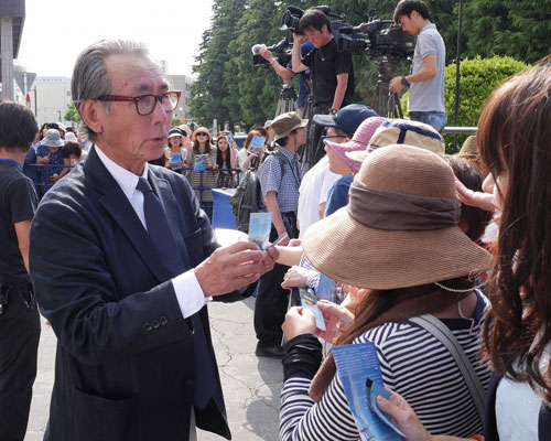 名刺を渡す木村大作監督