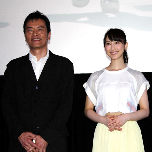 遠藤憲一（左）と松井玲奈（右）