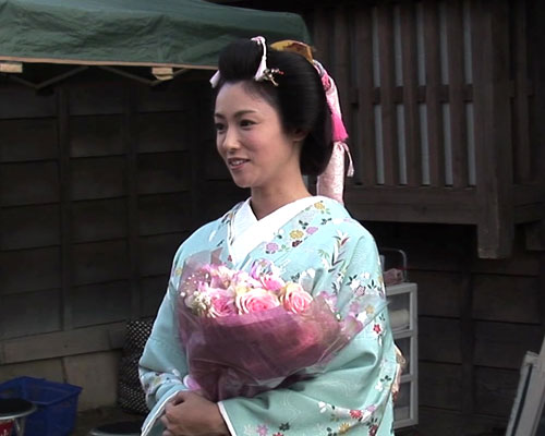 水色の着物姿が超キュートな深田恭子の映画クランクアップ動画を独占入手！