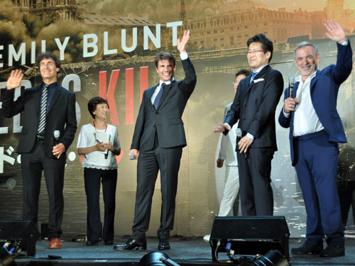 左からダグ・リーマン監督、トム・クルーズ、桜坂洋、アーウィン・ストフ