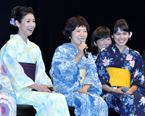 左から黒木瞳、森山良子、プリシラ・アーン