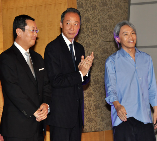 左から日活の佐藤直樹社長、東宝東和の松岡宏泰社長、チャウ・シンチー