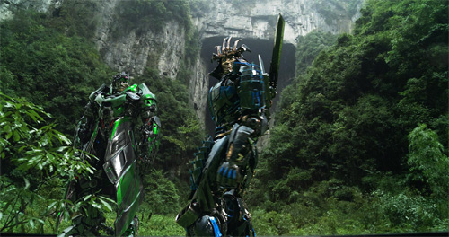 渡辺謙が声を演じるサムライ型のオートボット「ドリフト」（写真中央）
(C) 2014 Paramount Pictures. All Rights Reserved. HASBRO, TRANSFORMERS, and all related characters are trademarks of Hasbro.