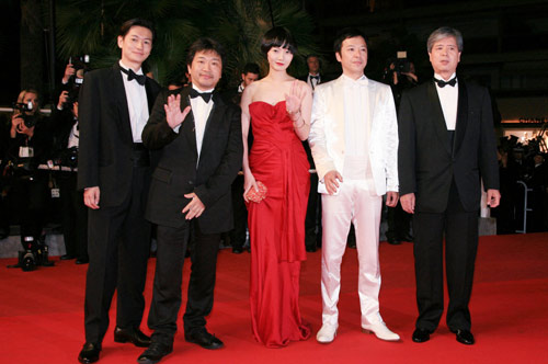 カンヌ国際映画祭に参加した『空気人形』のスタッフ・キャスト。左からARATA、是枝裕和監督、ぺ・ドゥナ、板尾創路、プロデューサーの浦谷年良／(C) Kazuko WAKAYAMA