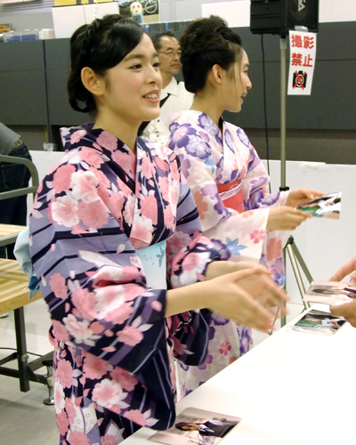 未来穂香（左）と青山美郷（右）