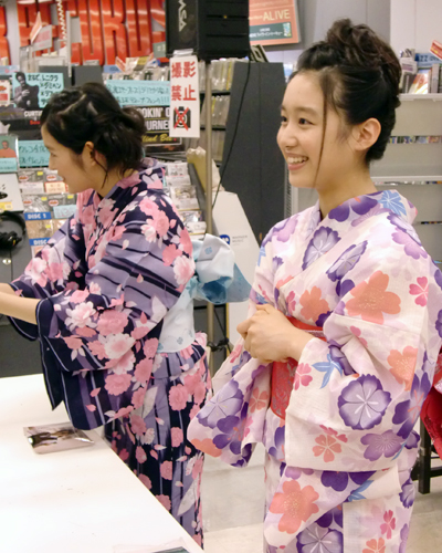 未来穂香（左）と青山美郷（右）