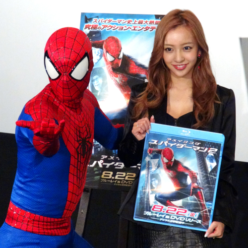 スパイダーマン（左）と板野友美（右）