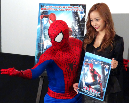 スパイダーマン（左）と板野友美（右）