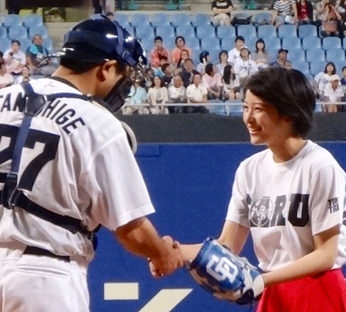 ドラゴンズの選手兼監督である谷繁捕手（左）と清野菜名（右）