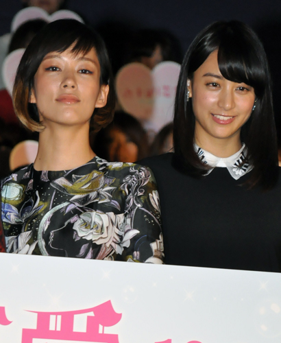 水川あさみ（左）と山本美月（右）