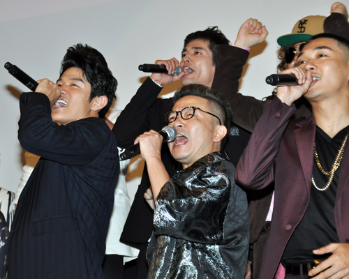 左から鈴木亮平、佐藤隆太、園子温監督、YOUNG DAIS